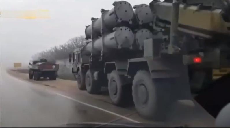 На трасі Севастополь-Керч помітили колону російської військової техніки (відео)